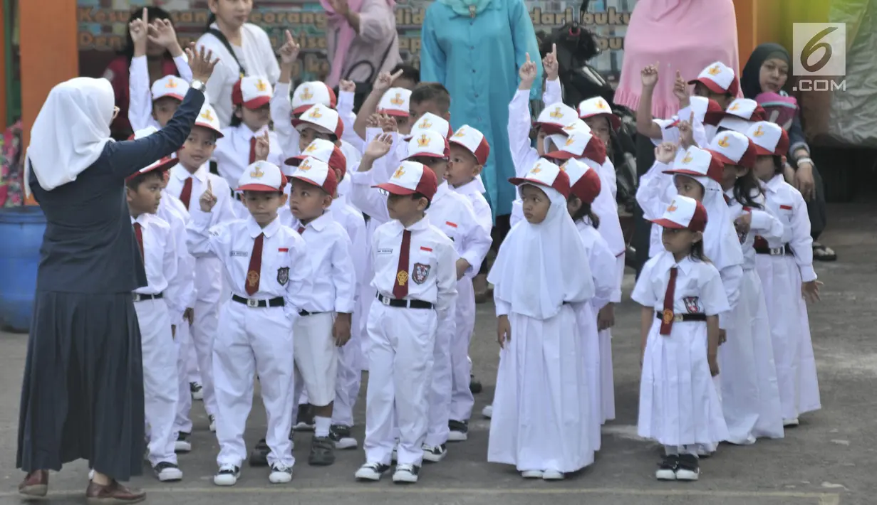 Antusias sejumlah murid mengikuti upacara bendera di SDN Jatinegara Kaum 15 Pagi, Jakarta, Senin (15/7/2019). Sebanyak 32 anak menjadi murid baru SDN tersebut pada hari pertama masuk sekolah tahun ajaran 2019/2020. (merdeka.com/Iqbal S Nugroho)