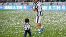  Carlos Teves tampak bermain bersama anaknya di tengah perayaan Juventus meraih scudetto (AFP PHOTO / MARCO BERTORELLO)