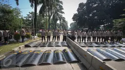Sejumlah tameng polisi diletakkan di luar Kementerian Pertanian, Jakarta, Selasa (9/5). Pihak kepolisian melakukan pengamanan sebagai antisipasi kericuhan sidang pembacaan putusan terhadap Basuki Tjahaja Purnama alias Ahok. (Liputan6.com/Faizal Fanani)