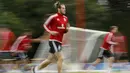 Gareth Bale serius berlatih bersama rekan-rekannya guna persiapan melawan Belgia pada perempat final Piala Eropa 2016 di COSEC Stadium, Dinard, Prancis, (28/6/2016). (REUTERS/Gonzalo Fuentes)