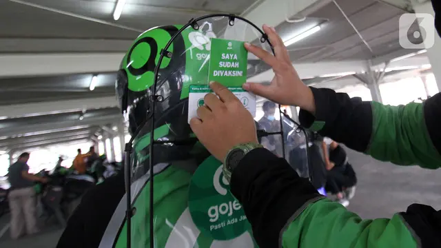 Ratusan Mitra Gojek Jalani Vaksinasi Drive Thru di sentra vaksinasi Indonesia Bangkit Rumah Sakit UI