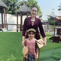 Rianti Cartwright dan Putrinya saat Rayakan Hari Kartini. [@riantic]