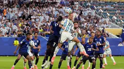 Pemain Argentina Alexis Mac Allister berebut bola sundulan dengan pemain Tanjung Verde Willy Semedo saat tendangan sudut dalam pertandingan sepak bola babak 32 besar Piala Dunia antara Argentina dan Tanjung Verde di Miami Gardens, Florida, Jumat, (03/07/2026). (AP Photo/George Walker IV)