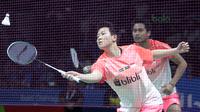 Liliyana Natsir mencoba mengembalikan kok ke arah pasangan Jepang, Yugo Kobayashi/Misaki Matsutomo pada babak kedua Indonesia Open 2018 di Istora Senayan, Jakarta, (5/6/2018). Tontowi/Liliyana menang 24-22, 21-19. (Bola.com/Nick Hanoatubun)