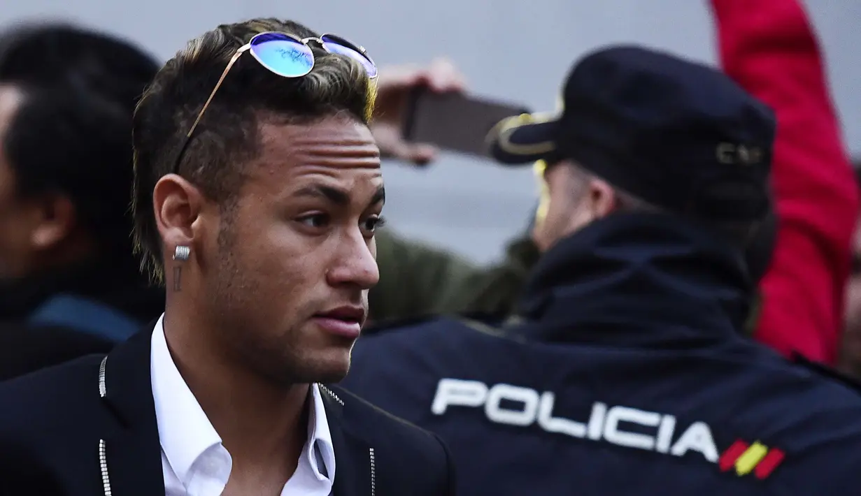 Neymar memenuhi panggilan pihak berwenang Kantor Pengadilan Spanyol, Madrid,  Selasa (2/2/2016). Neymar diduga terlibat penggelapan pajak. (AFP/Javier Soriano)