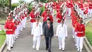 Presiden Joko Widodo (tengah), Gubernur DIY Sri Sultan Hamengku Buwono X (kiri) dan Wakil Gubernur DIY, KGPAA Paku Alam IX (kanan) kirab menuju Istana Negara, Jakarta, Selasa (10/10). (Liputan6.com/Angga Yuniar)