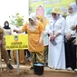 Gubernur Kalsel H. Sahbirin Noor didampingi Ketua Tim PKK Provinsi Kalsel Hj. Raudhatul Jannah bersama Dinas Kehutanan Prov Kalsel menggandeng Dinas Pemberdayaan Perempuan Perlindungan Anak dan Keluarga Berencana (DP3AKB) melakukan penanaman pohon di Taman Hutan Hujan Tropis Indonesia (TH2TI) Perkantoran Pemprov Kalsel, di Banjarbaru, Senin (22/04).