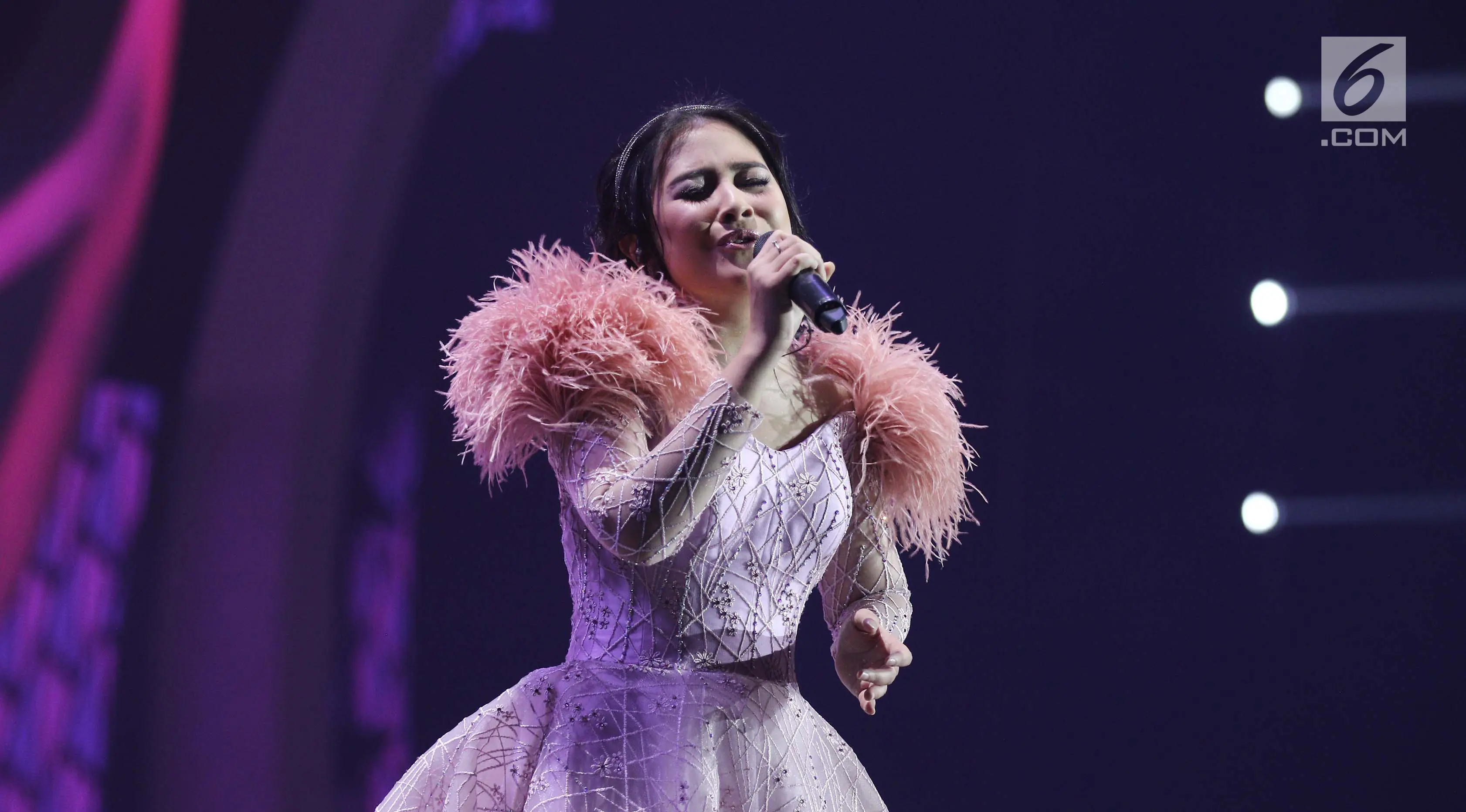 Penampilan Aktris Prilly Latuconsina saat berkolaborasi dengan Armada Band ketika membawakan lagu Asal Kau Bahagia pada malam puncak HUT ke-27 SCTV di Hall D, Jiexpo Kemayoran, Jakarta, Kamis (24/8). (Liputan6.com/Herman Zakharia)