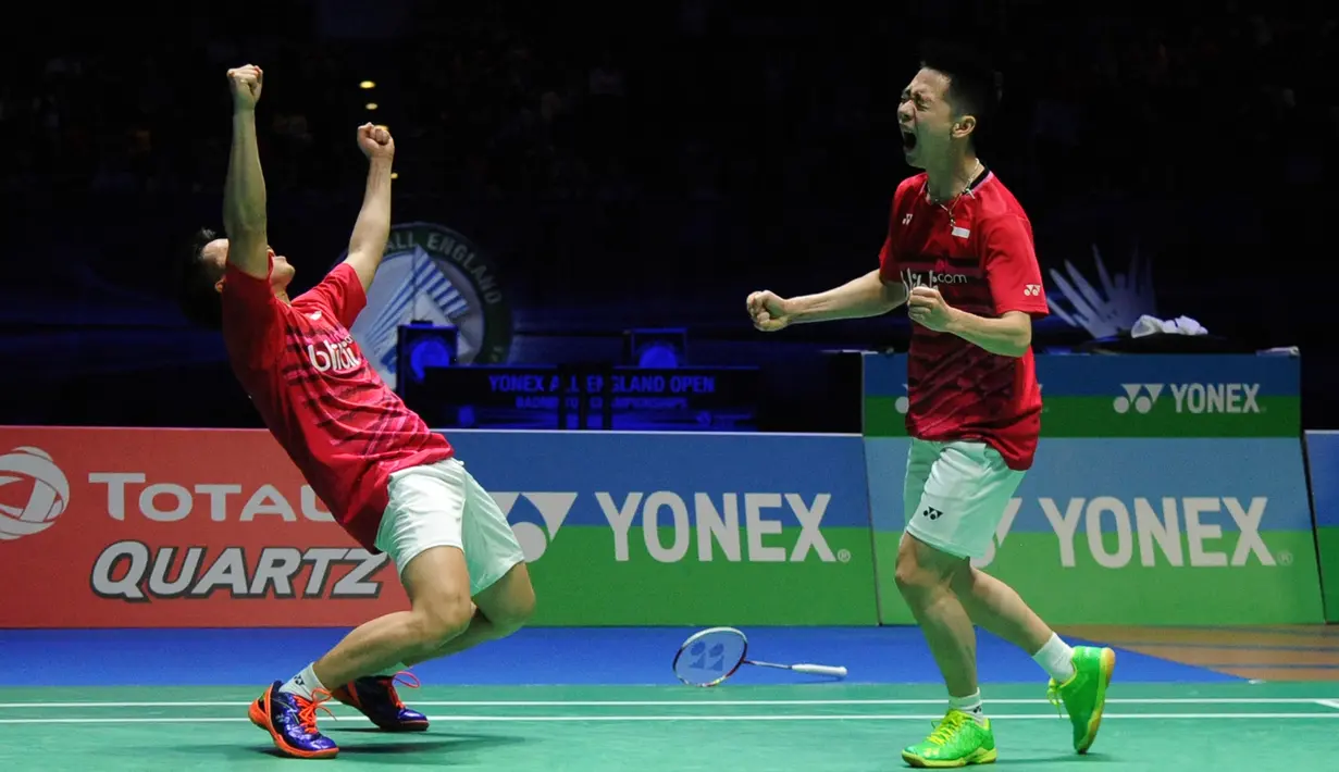 Ganda putra Indonesia, Kevin Sanjaya Sukamuljo/Marcus Fernaldi Gideon meluapkan kegembiraan setelah berhasil mengalahkan ganda putra Tiongkok, Li Junhui/Liu Yuchen pada ajang All England Open 2017 di Inggris, Minggu (12/3). (AP Photo/Rui Vieira)