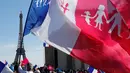 Pengunjuk rasa memadati sekitaran menara Eiffel di Paris, Prancis, Minggu (16/10). Mereka membawa bendera yang bertuliskan "La Manif Pour Tous" dan menentang pernikahan sejenis. (Reuters/ Benoit Tessier)