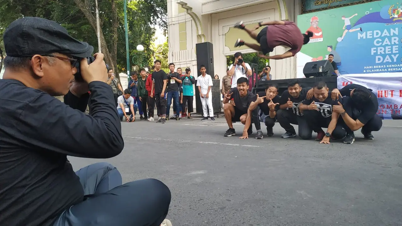 Aksi yang dilakukan Akhyar untuk mengikuti perlombaan hunting foto on the spot keliling