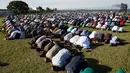 Ratusan umat muslim melaksanakan melaksanakan salat Idul Adha di Taman Bensonhurst di wilayah Brooklyn di New York (1/9). Umat Muslim di seluruh dunia merayakan Hari RayaIdul Adha. (AP Photo / Mark Lennihan)