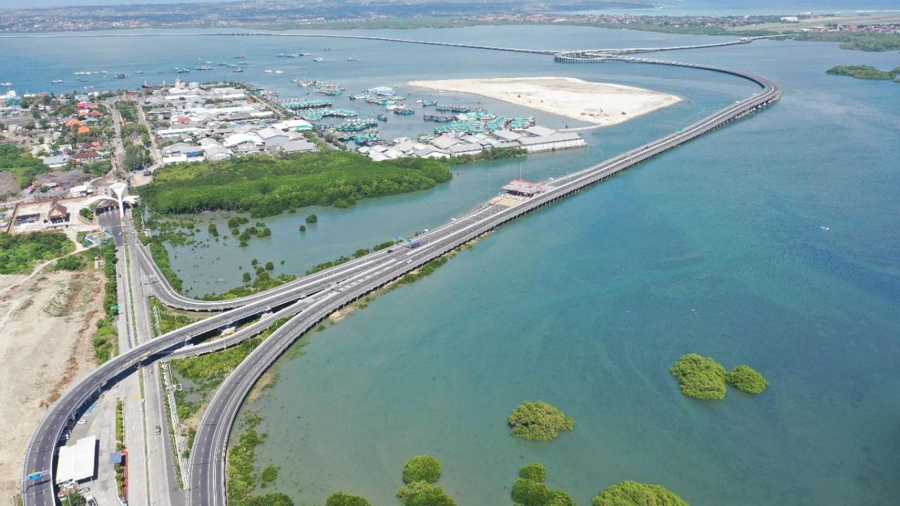 PT Jasamarga Bali Tol (JBT) sebagai pengelola Jalan Tol Bali Mandara menjalin kerja sama  Fasilitas Pembangkit Listrik Tenaga Surya (PLTS) dengan PT PT Bukit Energi Investama (BEI). (Dok Jasa Marga)