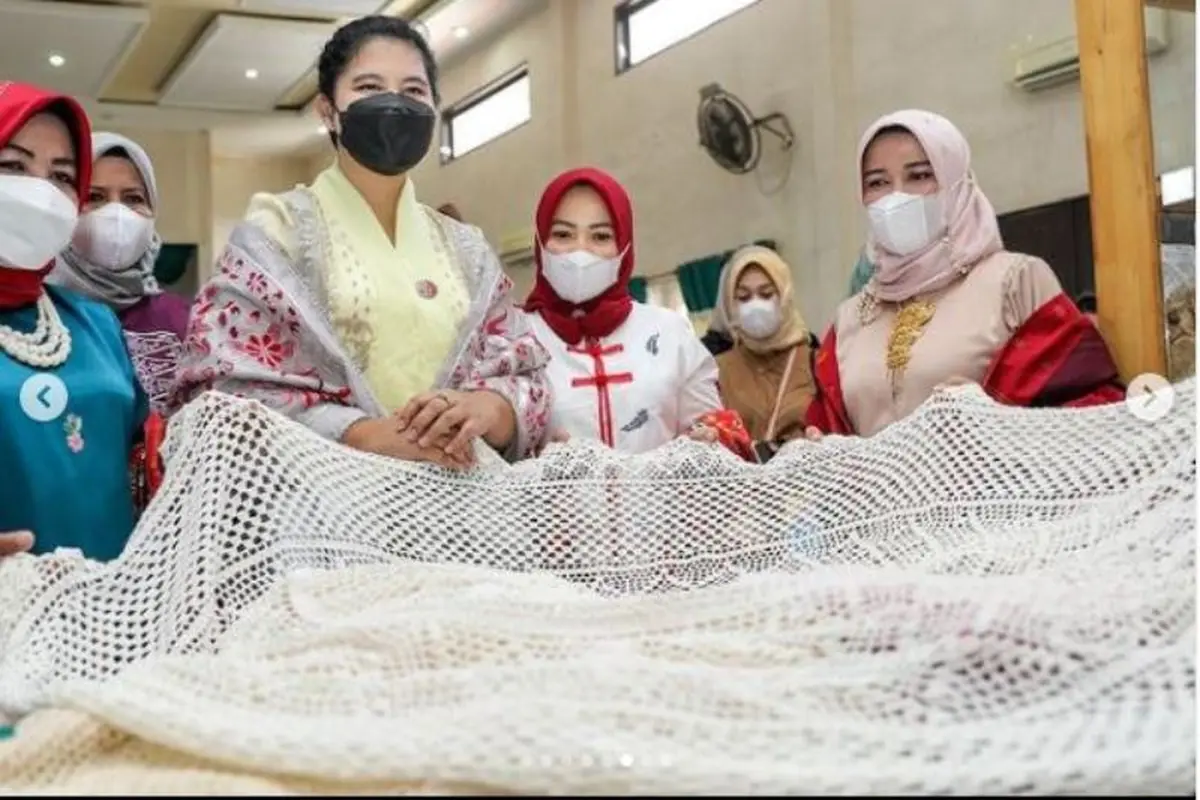 Kunjungi Pelaku UMKM, Penampilan Kahiyang Ayu Disorot Warganet