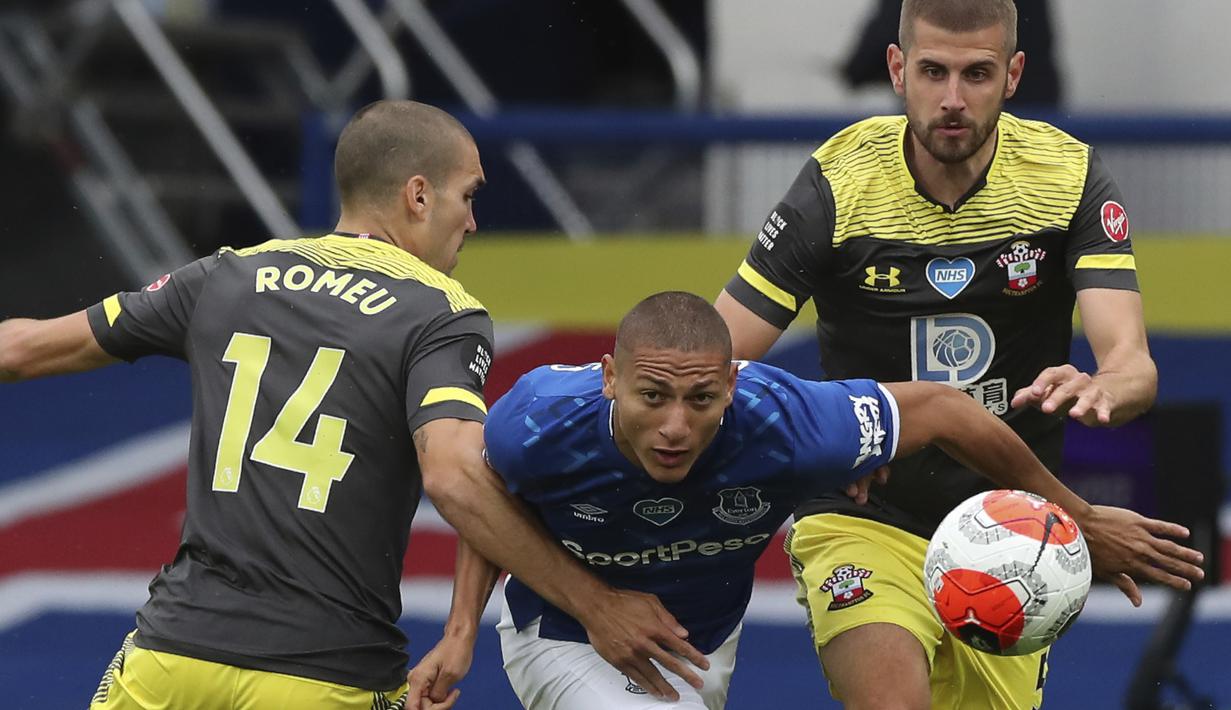 Penyerang Everton, Richarlison, berebut bola dengan pemain Southampton pada laga lanjutan Premier League pekan ke-34 di Goodison Park, Jumat (10/7/2020) dini hari WIB. Everton bermain imbang 1-1 atas Southampton. (Peter Byrne/Pool via AP)