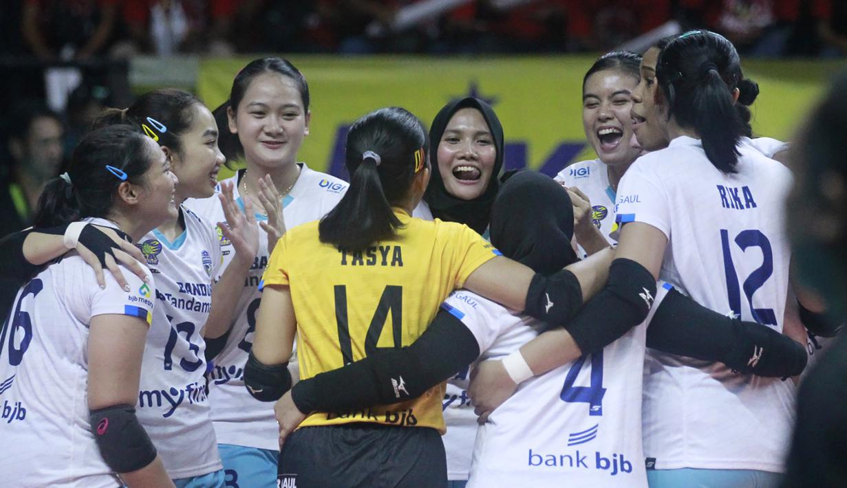 Tim putri Bandung bjb Tandamata menjadi tim pertama yang memastikan satu tempat di Grand Final Proliga 2023 setelah mampu memetik kemenangan 3-0 (25-17, 25-21 dan 25-20) atas Gresik Petrokimia Pupuk Indonesia pada laga pembuka Final Four Proliga 2023 seri pamungkas di GOR Sritex Arena Solo, Surakarta, Kamis (9/3/2023). Masih menyisakan satu laga lagi, kini Shella Bernadetha dkk memuncaki klasemen final four dengan koleksi 10 poin hasil dari 4 kali menang dan satu kali kalah. Sementara bagi Gresik Petrokimia, kekalahan ini membuat peluang mereka otomatis tertutup untuk melangkah ke grand final. Satu tempat tersisa ke partai puncak akan diperebutkan antara Jakarta BIN dan Jakarta Pertamina Fastron. (Proliga 2023)