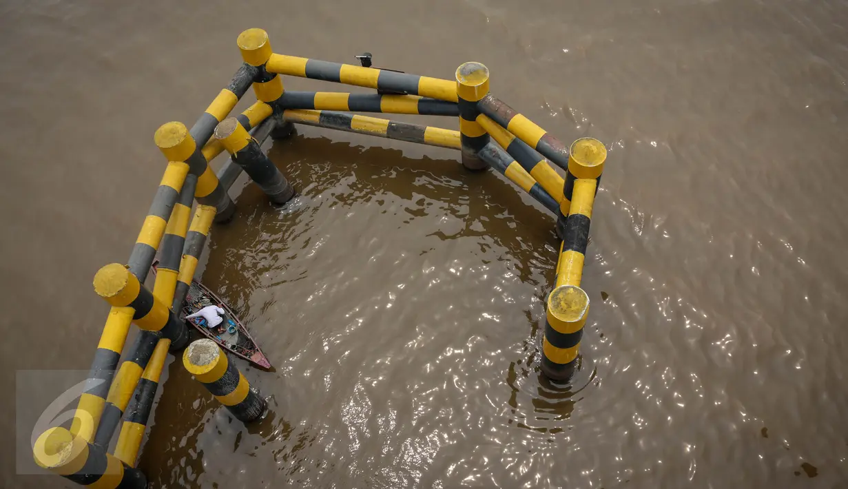 Seorang nelayan melintas di Sungai Kapuas, Pontianak, Kalimantan Barat, Minggu (23/8/2015). Kota Pontianak bakal disulap sejajar dengan kota kelas dunia melalui waterfront city (kota tepi sungai) di sepanjang Sungai Kapuas. (Liputan6.com/Faizal Fanani)