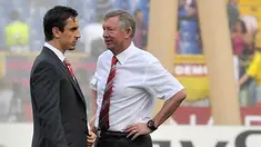 Manajer Manchester United, Sir Alex Ferguson (kanan) berbincang dengan bek Gary Neville jelang final Liga Champions menghadapi FC Barcelona pada 27 Mei 2009 di Stadio Olimpico, Rome. AFP PHOTO/CARL DE SOUZA