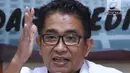 Sesditjen Otda Kemendagri, Akmal Malik (kanan) memberi keterangan terkait masalah penghentian pelayanan publik di 12 kecamatan dan 56 kelurahan di Kota Bekasi, Jawa Barat pada Jumat (27/7) lalu di Jakarta, Rabu (1/8). (Liputan6.com/Helmi Fithriansyah)