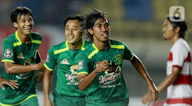 Pemain Persebaya Surabaya, Ady Setiawan (kedua kanan), melakukan selebrasi usai mencetak gol ke gawang Madura United pada laga Piala Menpora 2021 di Stadion Si Jalak Harupat, Bandung, Minggu (28/3/2021). Persebaya Surabaya menang 2-1. (Bola.com/M Iqbal Ichsan)