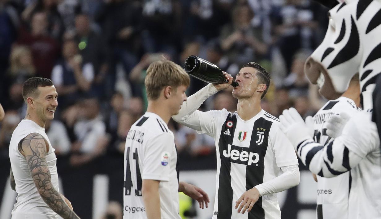 Striker Juventus, Cristiano Ronaldo, melakukan selebrasi usai meraih gelar juara Serie A 2019 di Stadion Juventus, Sabtu (20/4). Juventus menang 2-1 atas Fiorentina. (AP/Luca Bruno)