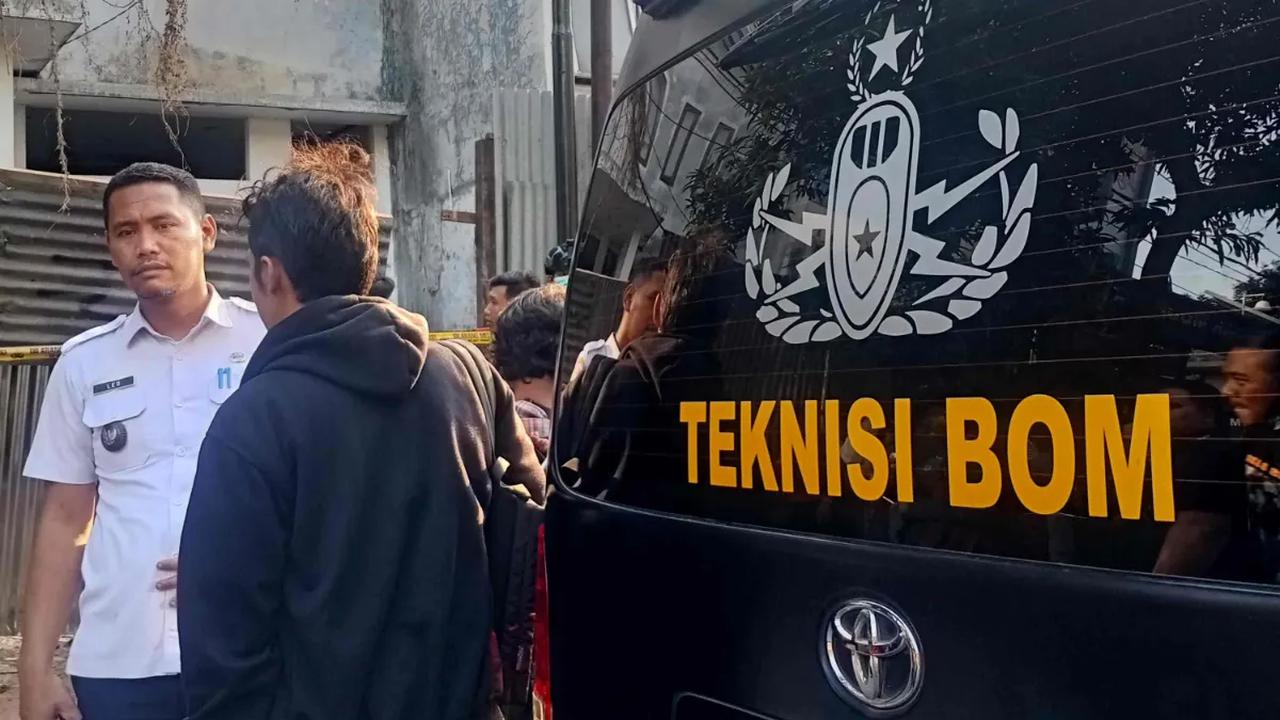 Olah TKP saat ini masih berlangsung. Pertama dilakukan oleh G-Bom, Gegana, Sat Brimob Polda Metro Jaya. Tempat kejadian identifikasi oleh tim identifikasi Satreskrim Polres Jakarta Selatan dan Reskrimhum Polda Metro Jaya.<br>