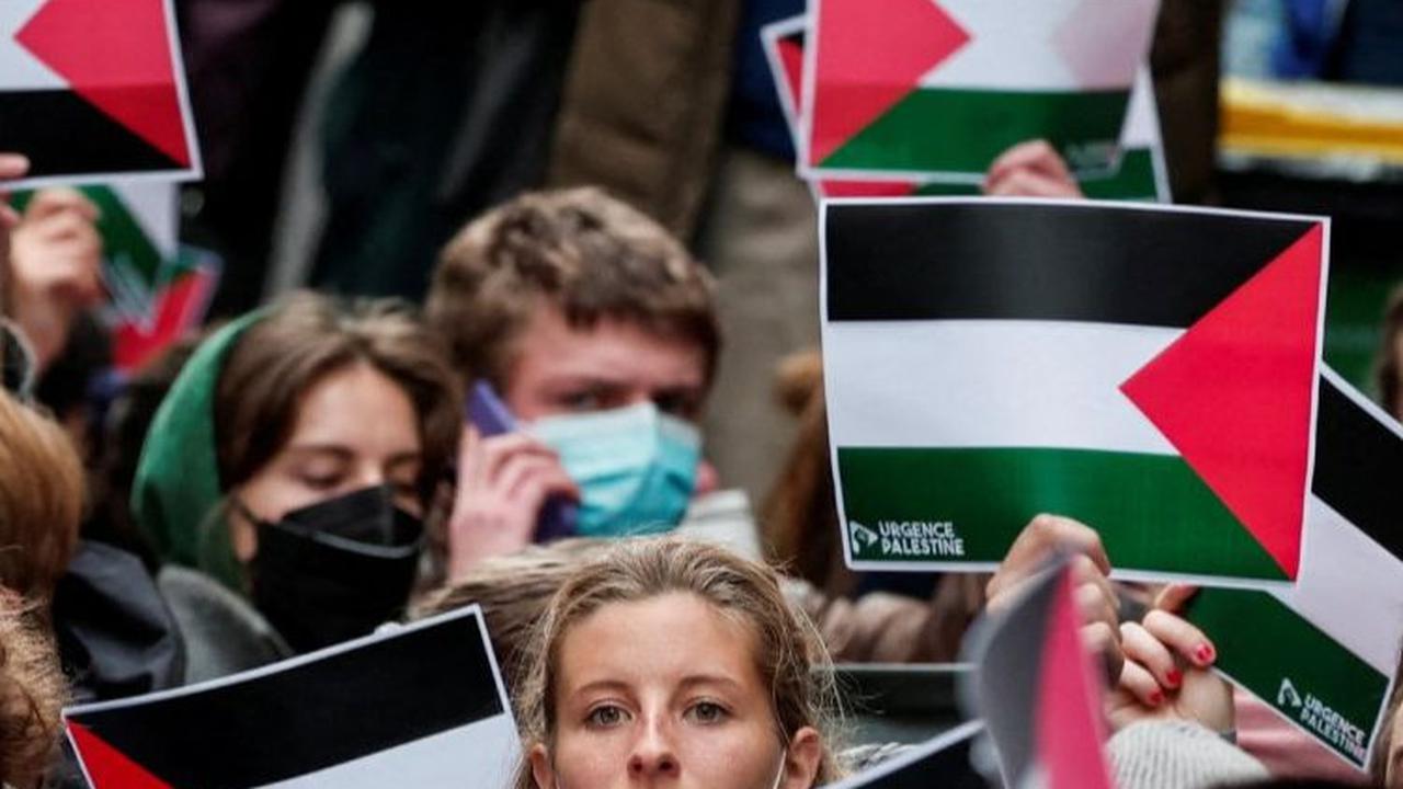 Aksi unjuk rasa pro-Palestina itu dilakukan di depan kampus mereka di Paris, Prancis.&nbsp;REUTERS/Gonzalo Fuentes