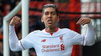 Gelandang Liverpool, Roberto Firmino, merayakan gol yang dicetaknya ke gawang Bournemouth pada laga Premier League di Stadion Vitality, Bournemouth, Minggu (17/4/2016). (AFP/Glyn Kirk)