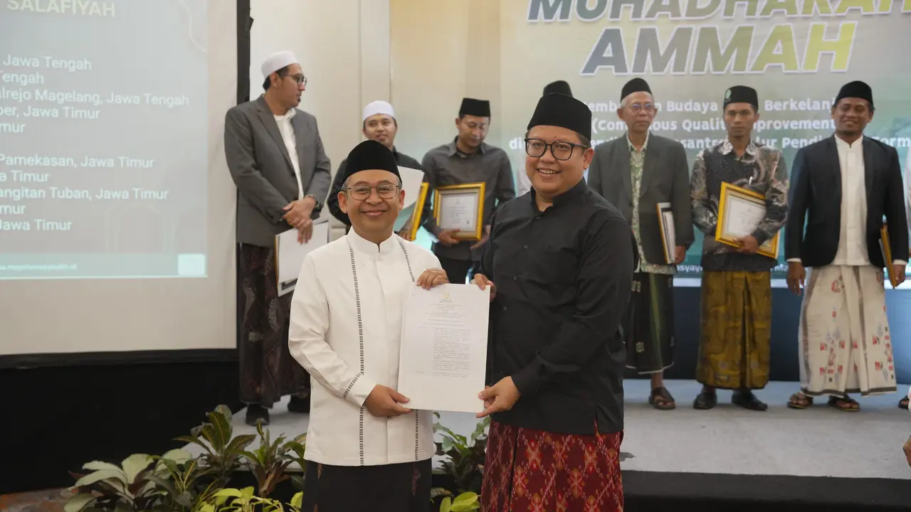 Majelis Masyayikh resmi menyerahkan Surat Keputusan (SK) dan sertifikat hasil asesmen kepada sejumlah satuan pendidikan pesantren sebagai bagian dari upaya penguatan mutu dan akuntabilitas pendidikan pesantren di Indonesia (Istimewa)