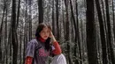 Menggunakan baju kaus berwarna ungu dan turtleneck, penyanyi yang baru berusia 17 tahun ini tampak berpose di hutan pinus. Penampilannya selalu dapat mencuri perhatian dengan gayanya yang selalu memesona. (Liputan6.com/IG/@keisyalevronka)