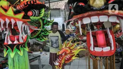 Pekerja saat menyelesaikan pembuatan Liong dan Barongsai di kawasan Babakan Pasar, Bogor, Senin (17/1/2022). Jelang perayaan Tahun Baru Imlek dan Cap Go Meh, produksi barongsai dan liong mulai kebanjiran pesanan, salah satunya industri rumahan milik Lili Hambali. (merdeka.com/Iqbal S Nugroho)