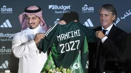 Presiden Federasi Sepak Bola Arab Saudi, Yasser Al Misehal (kiri), mengenalkan pelatih anyar Timnas Arab Saudi, Roberto Mancini (kanan), dalam sesi konferensi pers yang berlangsung di Riyadh, Arab Saudi, Senin (28/8/2023). (AP Photo)