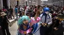 <p>Penggemar anime dan video game Kuba berpakaian seperti pahlawan atau karakter favorit mereka, berparade Cosplay di sela-sela Pameran Buku Internasional Havana, di Havana, Sabtu (23/4/2022). (AP Photo/ Ramon Espinosa)</p>