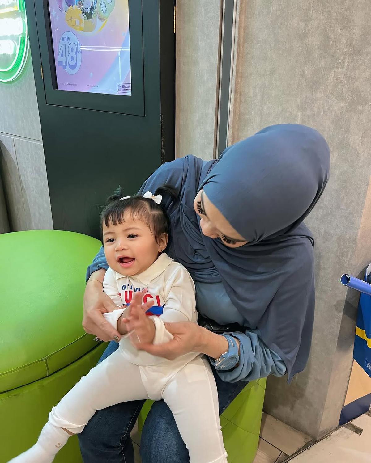 Potret Rieta Amilia Momong dan Suapi Lily, Disayang dan Siapkan Cemilan Untuk Cucu Kesayangan