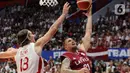Pemain timnas basket Latvia, Aigars Skele (kanan) saat berhadapan dengan pebasket Kanada, Kelly Olynyk pada laga terakhir penyisihan Grup H FIBA World Cup 2023 di Indonesia Arena, Gelora Bung Karno, Jakarta, Selasa (29/8/2023). (Liputan6.com/Helmi Fithriansyah)