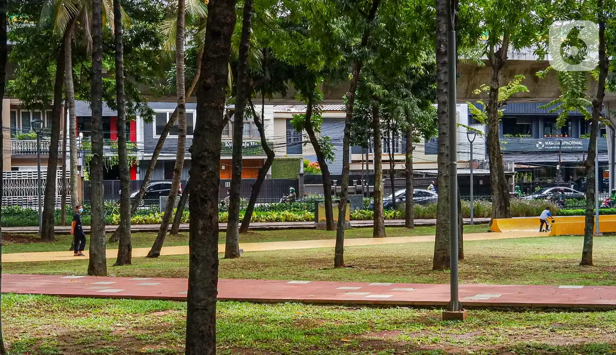 Suasana Taman Puring, Jakarta, Minggu (14/3/2021). Mulai 13 Maret 2021, Dinas Pertamanan dan Hutan Kota Provinsi DKI Jakarta kembali membuka 28 Ruang Terbuka Hijau (RTH) Ibu Kota di masa penerapan Pemberlakuan Pembatasan Kegiatan Masyarakat (PPKM) Mikro. (Liputan6.com/Faizal Fanani)