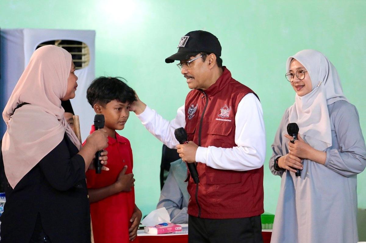 Mensos Gus Ipul saat dialog dengan Nur Wahidah, seorang tunanetra dan ibu dari Mohammad Rehan Meizi (12), siswa Sekolah Rakyat