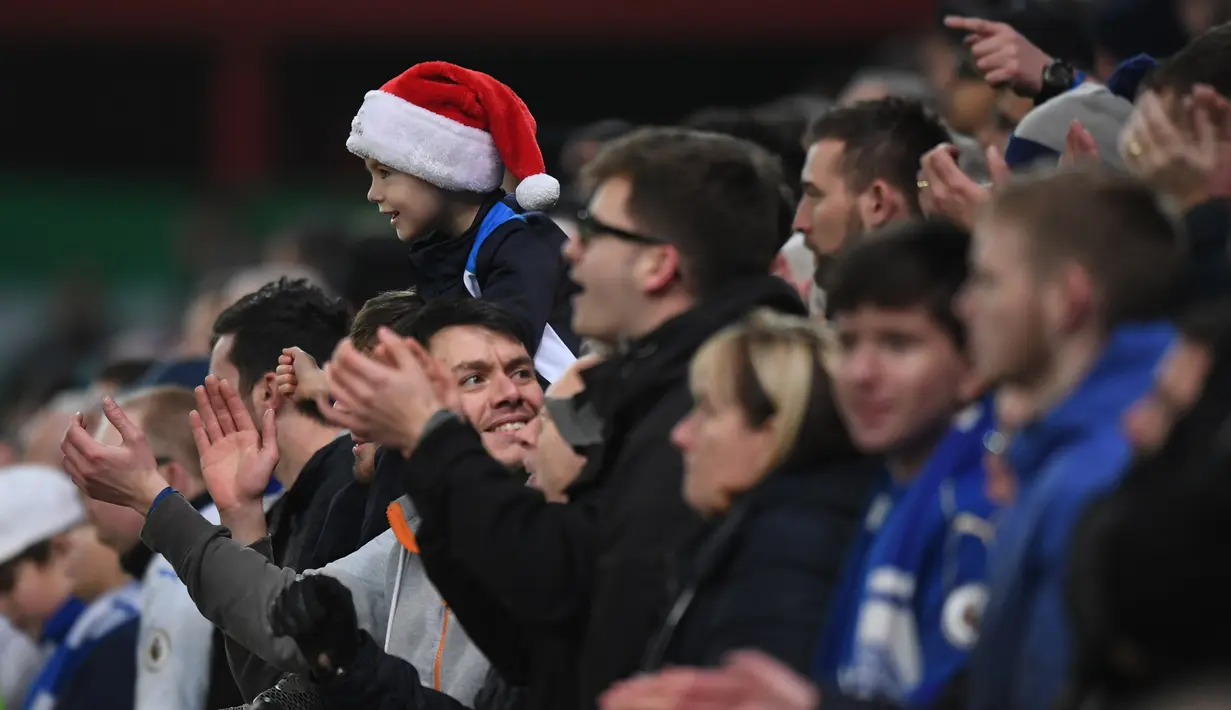Fan cilik Leicester City mengenakan atribut Sinterklas saat menddukung timnya berlaga di pada Premier League di bet365 Stadium, (17/12/2016).  (Reuters/Anthony Devlin)