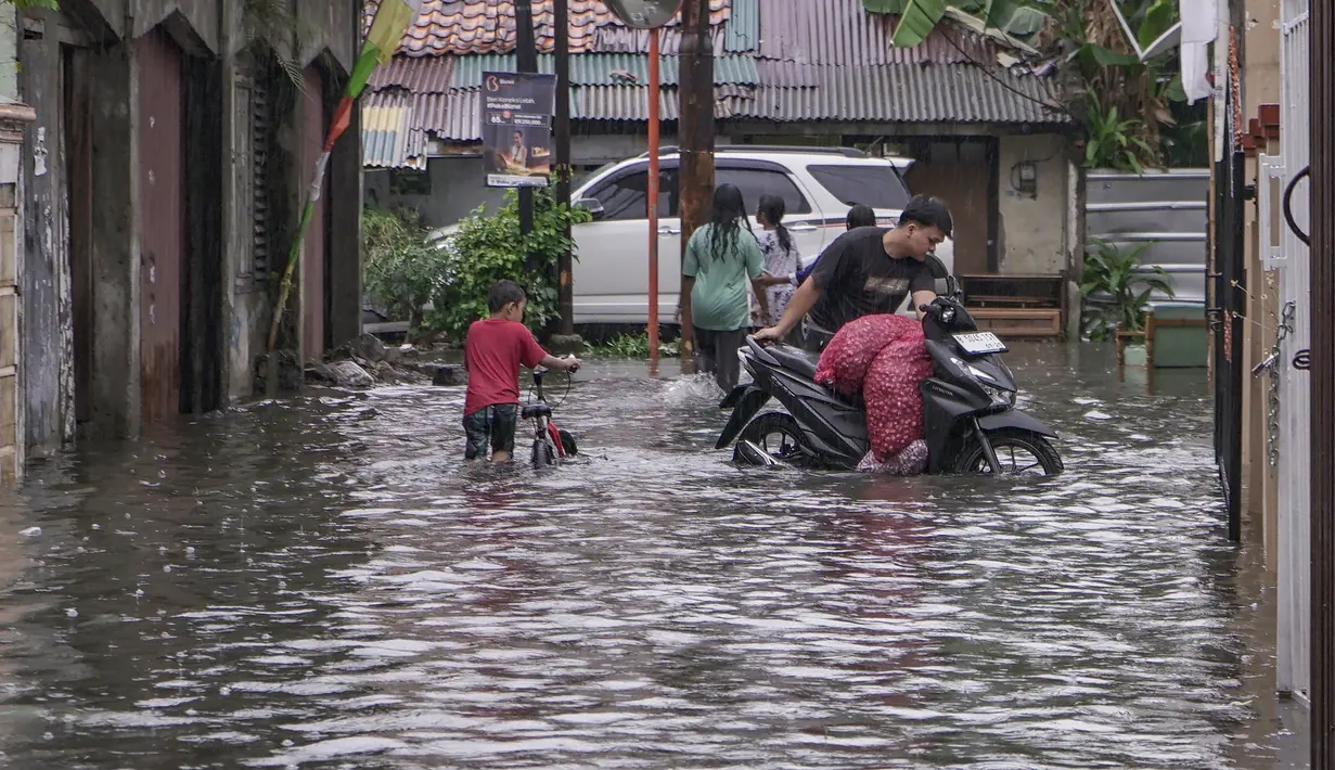 Genangan terjadi akibat hujan deras dengan intensitas tinggi dan berlangsung lama. (merdeka.com/Arie Basuki)