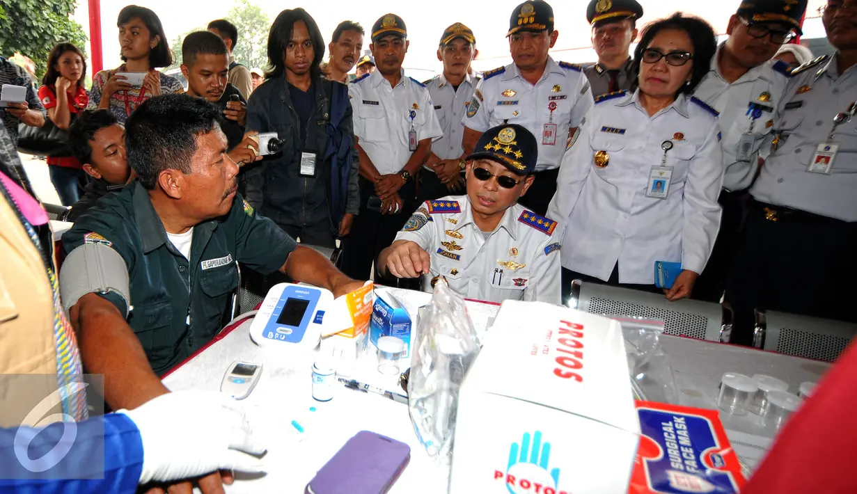 Menteri Perhubungan Ignasius Jonan mengecek Posko Kesehatan untuk Pemudik  di Terminal Kp.Rambutan, Jakarta, Jumat (10/7/2015).  Kedatangan Jonan untuk memastikan kesiapan layanan angkutan mudik Lebaran 2015. (Liputan/Yoppy Renato)