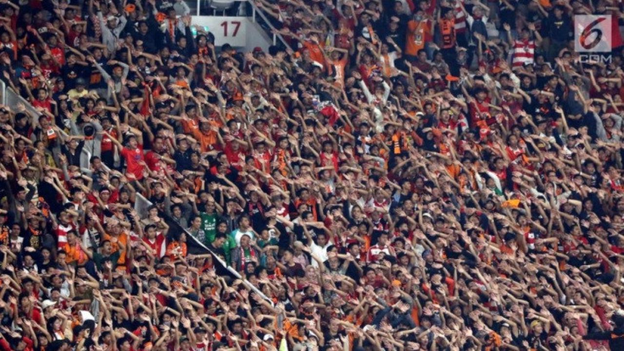 Ribuan suporter Persija Jakarta, The Jakmania mengangkat tangan sambil yel-yel pada laga final Piala Presiden 2018 antara Persija Jakarta melawan Bali United di Stadion Utama GBK, Senayan, Jakarta, Sabtu (17/2). (Liputan6.com/Arya Manggala)