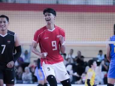 Pemain Timnas Voli Putra Indonesia, Rama, melakukan selebrasi saat melawan Filipina pada leg kedua SEA V League 2025  di GOR Internasional Velodrome Rawamangun, Jakarta Timur, Rabu (16/7/2025). (Bola.com/Abdul Aziz)