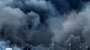 Asap hitam mengepul akibat dari kebakaran yang melanda perusahaan kimia Indukern di kawasan industri Fuente del Jarro, Paterna, Valencia, Spanyol, Rabu (8/2). (AFP PHOTO / Biel Alino)