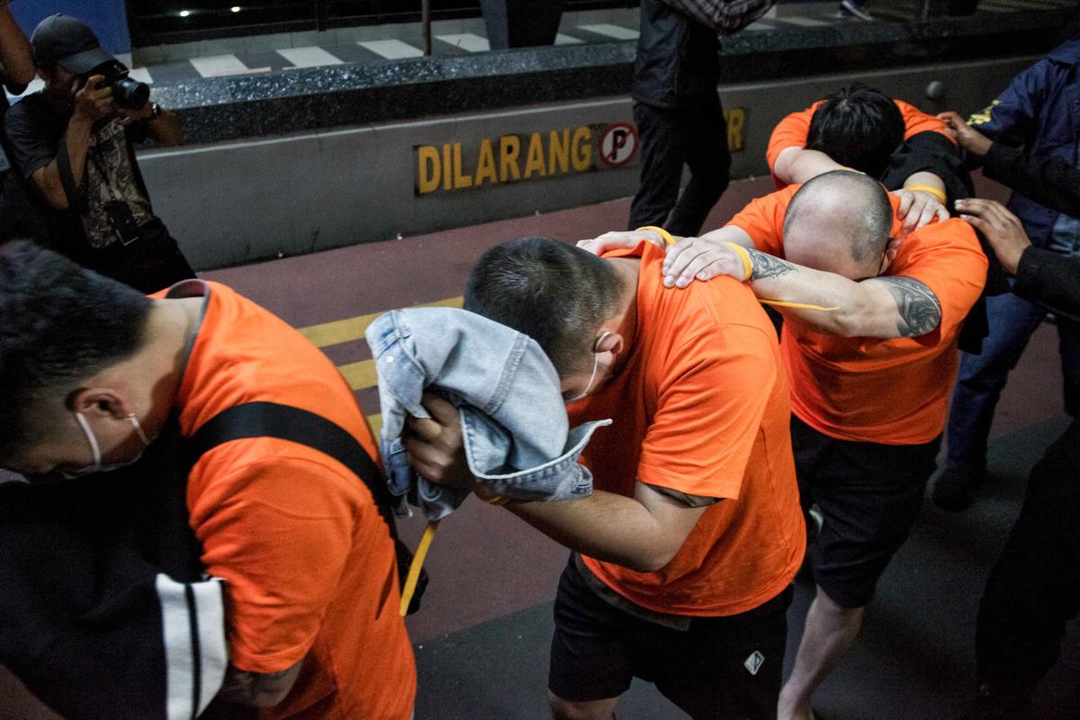 FOTO: Ratusan WNA Pelaku Judi Daring Dipindahkan ke Imigrasi