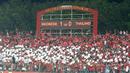 Suporter Timnas Indonesia di Piala AFF U-16 2018 di Stadion Gelora Delta, Sidoarjo. (Bola.com/Aditya Wany)