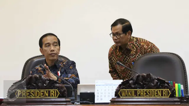 Presiden Jokowi berbincang dengan Sekretaris Kabinet Pramono Anung sebelum rapat terbatas di Kantor Presiden, Jakarta, Kamis (9/3). Rapat itu membahas mengenai penghapusan penggunaan merkuri pada Pertambangan Emas Skala Kecil. (Liputan6.com/Angga Yuniar)