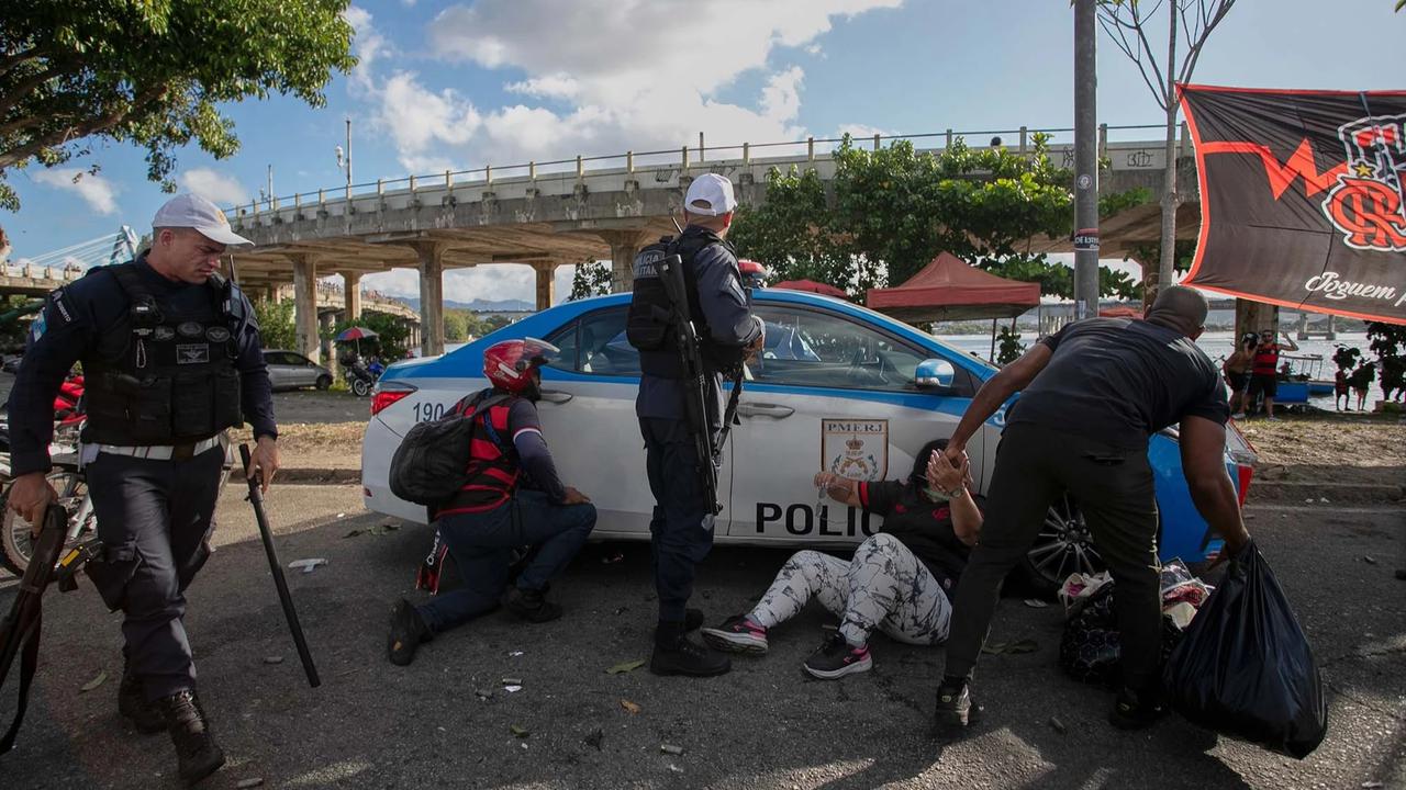 FOTO: Bentrokan Polisi dan Suporter Warnai Keberangkatan Flamengo
