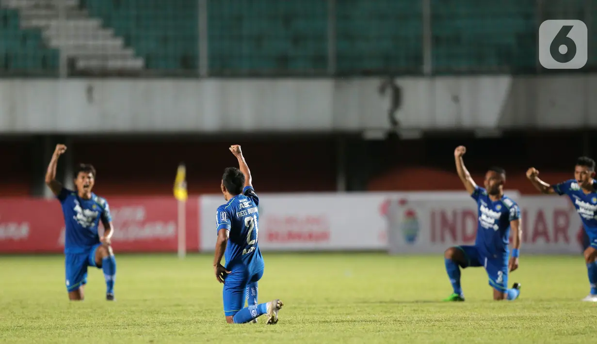 Pemain Persib Bandung, Frets Listanto Butuan (21), memimpin rekannya saat merayakan gol yang dicetaknya ke gawang Bali United dalam pertandingan Babak Penyisihan Piala Menpora 2021 di Stadion Maguwoharjo, Sleman. Rabu (24/3/2021). (Bola.com/Arief Bagus)
