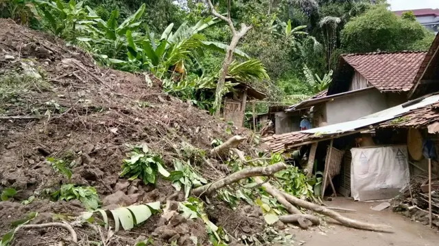 Retakan sepanjang 100 meter mengancam 21 rumah di Dusun Cirungkun Desa Panulisan Timur. (Liputan6.com/Muhamad Ridlo)