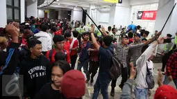 Petugas kepolisian berusaha menenangkan suporter yang memaksa masuk ke dalam tribun saat berlangsungnya leg pertama final Piala AFF 2016 antara Indonesia melawan Thailand di Stadion Pakansari, Bogor, Rabu (14/12). (Liputan6.com/Johan Tallo)